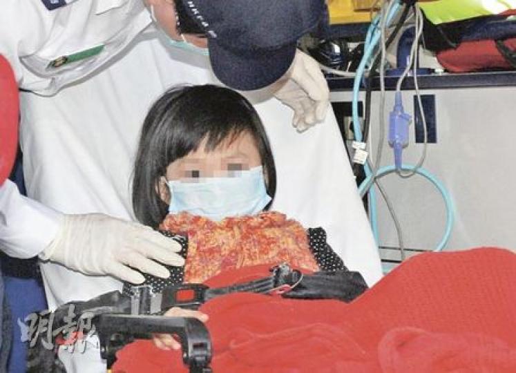 5歲女童雙手有遭父親打的紅痕,身體其他部位未見有受傷,送院時十分安靜,未有大哭大叫。(雲錦鋒攝) 5歲女童雙手有遭父親打的紅痕,身體其他部位未見有受傷,送院時十分安靜,未有大哭大叫。(雲錦鋒攝)