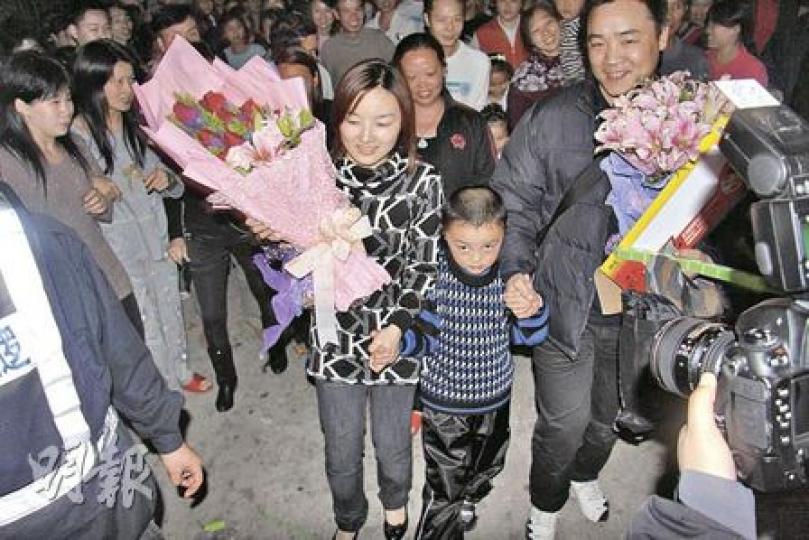 在街坊夾道歡迎下,父母帶着彭文樂回到家中。(麥俊攝)彭文樂奶奶譚女士高興得給街坊派糖。(麥俊攝) 在街坊夾道歡迎下,父母帶着彭文樂回到家中。(麥俊攝)彭文樂奶奶譚女士高興得給街坊派糖。(麥俊攝)