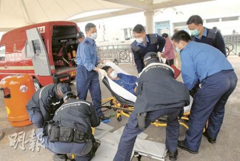 男事主昨日疑與妻子在長洲度假屋服藥及燒炭雙料自殺,他獲救時仍然清醒,其後由水警輪及救護車轉送瑪麗醫院治理。(屈俊樂攝)一對夫婦因財政問題在長洲東堤小築雙料自殺尋死,幸被及時發現,其後救護員把一名女子送院治理。(梁琬珊攝) 男事主昨日疑與妻子在長洲度假屋服藥及燒炭雙料自殺,他獲救時仍然清醒,其後由水警輪及救護車轉送瑪麗醫院治理。(屈俊樂攝)一對夫婦因財政問題在長洲東堤小築雙料自殺尋死,幸被及時發現,其後救護員把一名女子送院治理。(梁琬珊攝)