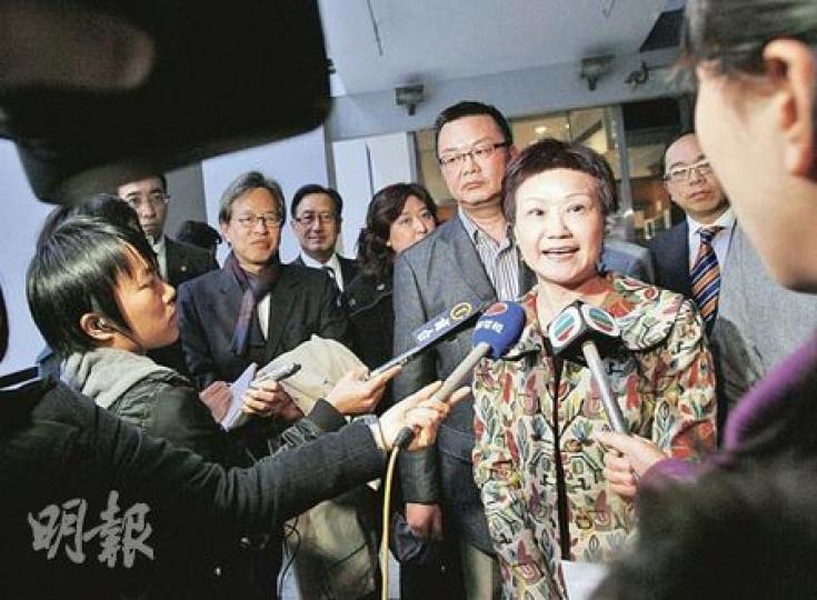 東方旅業董事總經理陳桂芬(右一)表示,近日發生的女導遊與內地旅客打架事件影響業界形象,要求政府強化旅遊業議會地位,加強監管業界及提高旅行社的發牌要求。(林振東攝) 東方旅業董事總經理陳桂芬(右一)表示,近日發生的女導遊與內地旅客打架事件影響業界形象,要求政府強化旅遊業議會地位,加強監管業界及提高旅行社的發牌要求。(林振東攝)