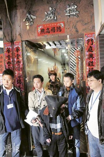 警方憑北角馬寶道縱火案的現場閉路電視錄像,昨在筲箕灣拘捕一名56歲男子(蒙頭者),他涉嫌與北角及筲箕灣至少4宗縱火案有關。(林錫禮攝) 警方憑北角馬寶道縱火案的現場閉路電視錄像,昨在筲箕灣拘捕一名56歲男子(蒙頭者),他涉嫌與北角及筲箕灣至少4宗縱火案有關。(林錫禮攝)