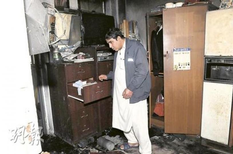 油麻地廟街一唐樓單位被縱火,一名南亞裔男住客返回單位檢視損毁。(鍾炳然攝) 油麻地廟街一唐樓單位被縱火,一名南亞裔男住客返回單位檢視損毁。(鍾炳然攝)