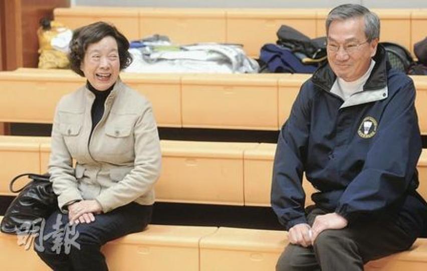 前一哥曾蔭培(右)代表警隊與中大教職員比賽羽毛球,賽前說自己已打了羽毛球52年,羽毛球是他一生中至愛,但比不上結婚40載的太太,曾太(左)聽罷後在旁笑不攏嘴。(尹錦恩攝)三任退休「一哥」昨與中文大學教職員比試羽毛球和足球,由曾蔭培(右起)打羽毛球、鄧竟成踢足球,李明逵擔任總指揮負責打氣。(尹錦恩攝) 前一哥曾蔭培(右)代表警隊與中大教職員比賽羽毛球,賽前說自己已打了羽毛球52年,羽毛球是他一生中至愛,但比不上結婚40載的太太,曾太(左)聽罷後在旁笑不攏嘴。(尹錦恩攝)三任退休「一哥」昨與中文大學教職員比試羽毛球和足球,由曾蔭培(右起)打羽毛球、鄧竟成踢足球,李明逵擔任總指揮負責打氣。(尹錦恩攝)