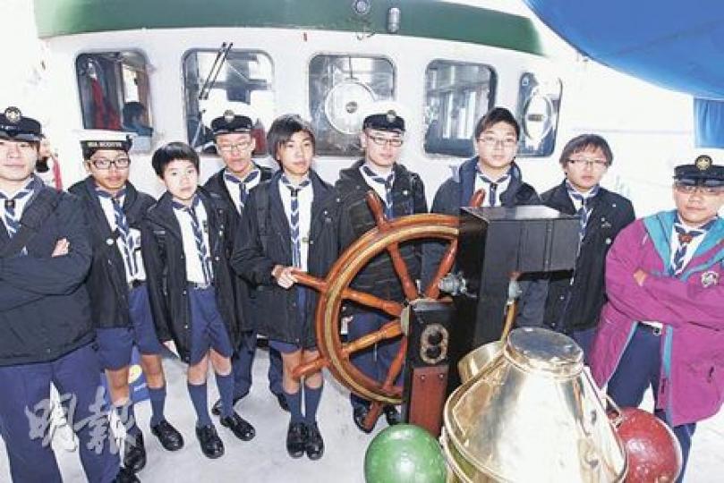趁彩虹勇士二號開放,一班海童軍亦把握機會登船參觀,與船舵合照。(李紹昌攝)雖然綠色和平的彩虹勇士二號昨午12時才正式對外開放,但開始前20分鐘已有不少人排隊等候。(李紹昌攝)空中服務員沈小姐(右)及林小姐(左)是台灣人,她們這次趁有機會來港,特別抽時間上船。(歐文瀚攝)綠色和平停泊的二號碼頭內設有展覽,介紹他們的工作及全球正面對的環境問題,其中也有批評特區政府提倡增加核能發電比例的建議。(李紹昌攝)綠色和平彩虹勇士二號的駕駛室內,有望遠鏡和用作每小時報時及警告用的霧鐘,它們都是1985年被法國特 趁彩虹勇士二號開放,一班海童軍亦把握機會登船參觀,與船舵合照。(李紹昌攝)雖然綠色和平的彩虹勇士二號昨午12時才正式對外開放,但開始前20分鐘已有不少人排隊等候。(李紹昌攝)空中服務員沈小姐(右)及林小姐(左)是台灣人,她們這次趁有機會來港,特別抽時間上船。(歐文瀚攝)綠色和平停泊的二號碼頭內設有展覽,介紹他們的工作及全球正面對的環境問題,其中也有批評特區政府提倡增加核能發電比例的建議。(李紹昌攝)綠色和平彩虹勇士二號的駕駛室內,有望遠鏡和用作每小時報時及警告用的霧鐘,它們都是1985年被法國特
