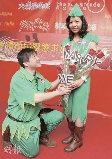 Keith成功向女友Rachel求婚,二人表示將於兩年內結婚,昨日更一同穿上最愛的小飛俠服飾,紀念這個難忘的日子。(尹錦恩攝) Keith成功向女友Rachel求婚,二人表示將於兩年內結婚,昨日更一同穿上最愛的小飛俠服飾,紀念這個難忘的日子。(尹錦恩攝)