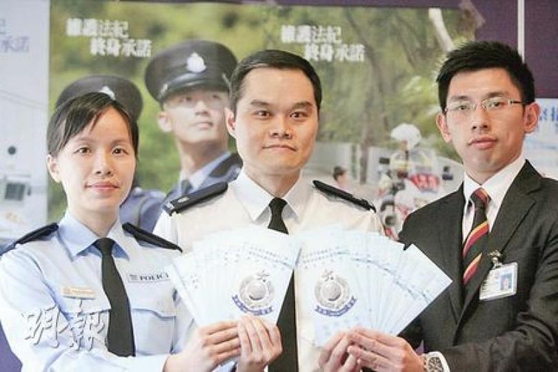 警隊中高層流失率上升,警方今年會招聘多一成的督察。警務處人事部招募組警司何建文(中)傳授「貼士」,提醒應徵者要顯示自己做事肯負責任。(郭慶輝攝)(明報製圖)(明報製圖) 警隊中高層流失率上升,警方今年會招聘多一成的督察。警務處人事部招募組警司何建文(中)傳授「貼士」,提醒應徵者要顯示自己做事肯負責任。(郭慶輝攝)(明報製圖)(明報製圖)
