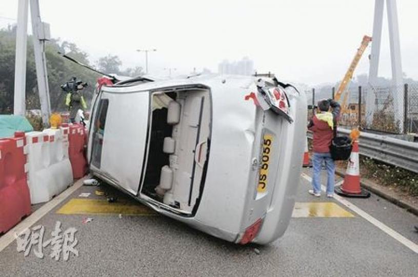 私家車在大埔吐露港公路撞毁一列水馬後翻側,疑酒後駕駛的司機僅受輕傷。(蔡方山攝) 私家車在大埔吐露港公路撞毁一列水馬後翻側,疑酒後駕駛的司機僅受輕傷。(蔡方山攝)