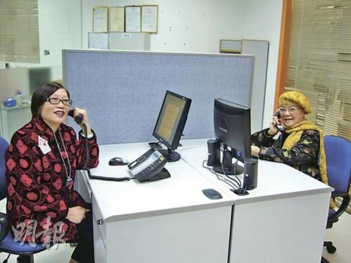 皆年過70歲的芬姐(左)及Miki(右)擔當長者安居服務協會「耆安鈴」的義工,致電長者加以關心慰問,芬姐更是「一線通平安鐘」的用戶。(黃靜雅攝) 皆年過70歲的芬姐(左)及Miki(右)擔當長者安居服務協會「耆安鈴」的義工,致電長者加以關心慰問,芬姐更是「一線通平安鐘」的用戶。(黃靜雅攝)