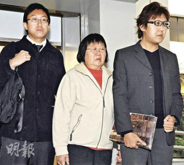 領隊謝廷駿媽媽李玉珍(譯音)(中)、哥哥謝志堅(右)和弟弟(左)昨出席死因聆訊,講述目睹廷駿遺體時一同落淚。(尹錦恩攝) 領隊謝廷駿媽媽李玉珍(譯音)(中)、哥哥謝志堅(右)和弟弟(左)昨出席死因聆訊,講述目睹廷駿遺體時一同落淚。(尹錦恩攝)