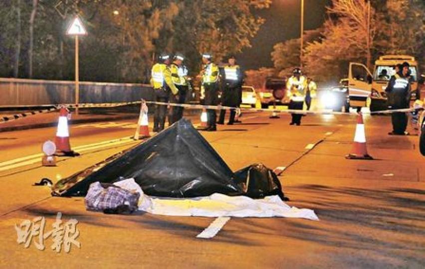 一名中年男子在將軍澳寶琳北路被車撞倒及輾過頭部,當場慘死。肇禍車輛不顧而去,交通警員事後封鎖現場調查。(衛永康攝) 一名中年男子在將軍澳寶琳北路被車撞倒及輾過頭部,當場慘死。肇禍車輛不顧而去,交通警員事後封鎖現場調查。(衛永康攝)