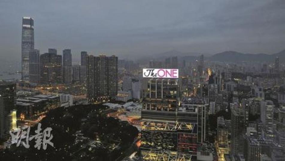 昨日傍晚6時26分,本報記者在名鑄32樓J室單位拍攝,當時天色開始轉暗,已清楚見到百米以外The ONE的屏幕文字和圖案快速閃動。(余俊亮攝)名鑄32樓J室的租客入夜後不能讓記者留在室內拍攝,昨晚7時11分,業主趙夢娥帶記者到49樓J室,當時單位並沒有亮燈,但閃動的The ONE屏幕足以把漆黑的單位照亮,記者把照片拍攝成最接近肉眼看到的景像,供讀者參考。(余俊亮攝) 昨日傍晚6時26分,本報記者在名鑄32樓J室單位拍攝,當時天色開始轉暗,已清楚見到百米以外The ONE的屏幕文字和圖案快速閃動。(余俊亮攝)名鑄32樓J室的租客入夜後不能讓記者留在室內拍攝,昨晚7時11分,業主趙夢娥帶記者到49樓J室,當時單位並沒有亮燈,但閃動的The ONE屏幕足以把漆黑的單位照亮,記者把照片拍攝成最接近肉眼看到的景像,供讀者參考。(余俊亮攝)