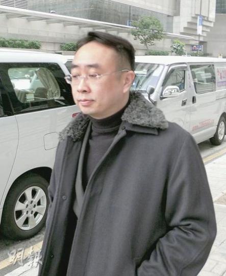 控方指第三被告梁駿業(圖)為美林街坊商戶及職工福利會主席,串謀前區議員蔣世昌等招待選民晚膳及旅行。(何偉畧攝) 控方指第三被告梁駿業(圖)為美林街坊商戶及職工福利會主席,串謀前區議員蔣世昌等招待選民晚膳及旅行。(何偉畧攝)