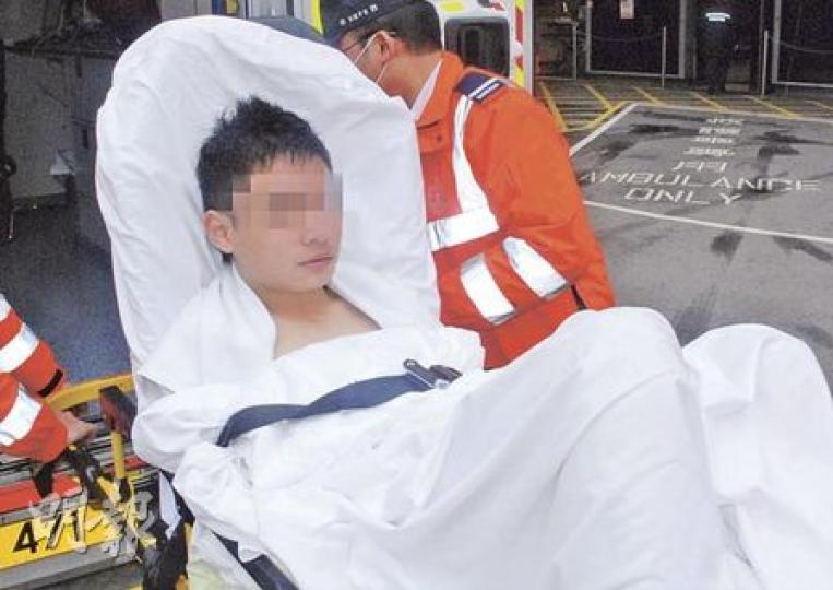 欲於情人節「殉情」的少年,送到醫院時上身赤裸,目光呆滯。(雲錦鋒攝) 欲於情人節「殉情」的少年,送到醫院時上身赤裸,目光呆滯。(雲錦鋒攝)