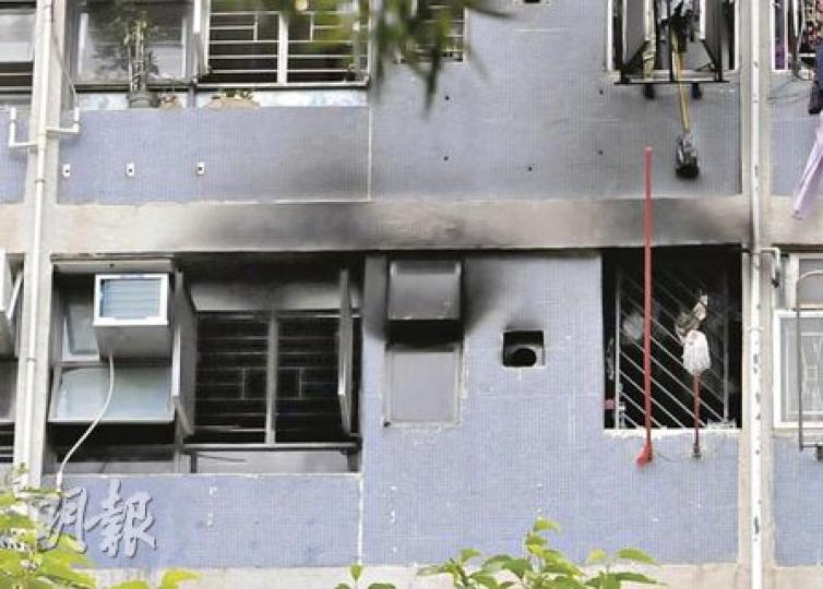 肇事單位疑因電視機短路起火,單位外牆被濃煙熏黑。(林錫禮攝) 肇事單位疑因電視機短路起火,單位外牆被濃煙熏黑。(林錫禮攝)