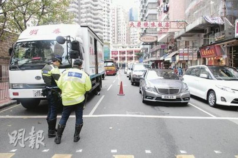 八旬老婦懷疑在車龍中「攝車罅」橫過盧押道,其間被快線一輛中型貨車(圖左)撞倒捲入車底輾斃。現場遺下外套、眼鏡、髮箍等物品,亦有小量血漬(圖2)。(何朝財攝) 八旬老婦懷疑在車龍中「攝車罅」橫過盧押道,其間被快線一輛中型貨車(圖左)撞倒捲入車底輾斃。現場遺下外套、眼鏡、髮箍等物品,亦有小量血漬(圖2)。(何朝財攝)