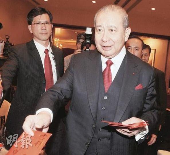 慶祝業績創新高,李國寶在業績發布會上派利市。他也說公司會加人工。(劉焌陶攝) 慶祝業績創新高,李國寶在業績發布會上派利市。他也說公司會加人工。(劉焌陶攝)