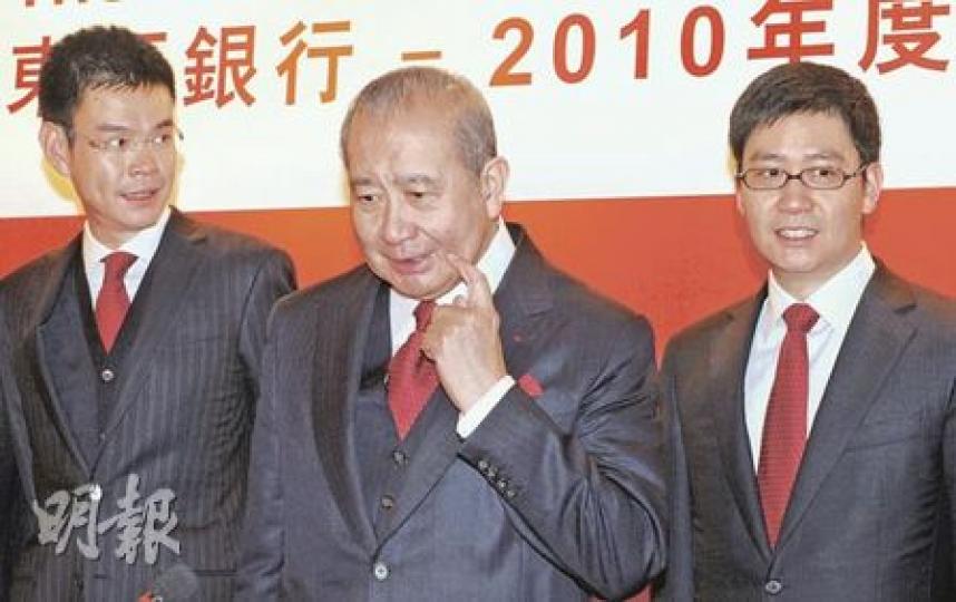 東亞主席兼行政總裁李國寶(中)表示,他和包括4名副行政總裁今年的花紅都較去年少,或能令一眾不滿該行高管花紅過高的小股東息怒。左為副行政總裁李民橋、右為副行政總裁李民斌。(劉焌陶攝)(明報製圖) 東亞主席兼行政總裁李國寶(中)表示,他和包括4名副行政總裁今年的花紅都較去年少,或能令一眾不滿該行高管花紅過高的小股東息怒。左為副行政總裁李民橋、右為副行政總裁李民斌。(劉焌陶攝)(明報製圖)