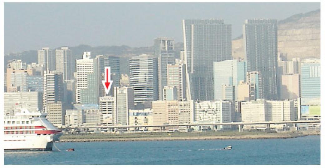 歷來首宗獲批由工廈免補價全幢改作綜合商廈的觀塘海濱道163號(箭嘴示),原稱維信汽車中心,擁有全海景,預料改裝後租值可大增1倍至2倍。(周偉強攝) 歷來首宗獲批由工廈免補價全幢改作綜合商廈的觀塘海濱道163號(箭嘴示),原稱維信汽車中心,擁有全海景,預料改裝後租值可大增1倍至2倍。(周偉強攝)