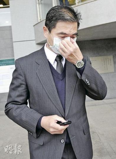 被告盧家偉(圖)事發當日認為大部分當舖員工是長輩及朋友,提議買禮物拜年。(何家達攝)謝劍雄自辯時稱,當舖派利市僅屬意頭,當時亦準備返警署申報。(何家達攝)其中一間給被告利市的當舖益豐押業,持牌人羅國彬表示,當時只因被告向他提供朱古力禮盒,才派利市「壓番畀佢」。(林景輝攝) 被告盧家偉(圖)事發當日認為大部分當舖員工是長輩及朋友,提議買禮物拜年。(何家達攝)謝劍雄自辯時稱,當舖派利市僅屬意頭,當時亦準備返警署申報。(何家達攝)其中一間給被告利市的當舖益豐押業,持牌人羅國彬表示,當時只因被告向他提供朱古力禮盒,才派利市「壓番畀佢」。(林景輝攝)