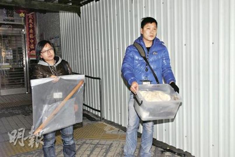 重案組探員於石籬邨的兇殺現場單位內,帶走懷疑是兇器的棍(左)及一些衣服等(右)回警署作證物。(鍾炳然攝) 重案組探員於石籬邨的兇殺現場單位內,帶走懷疑是兇器的棍(左)及一些衣服等(右)回警署作證物。(鍾炳然攝)