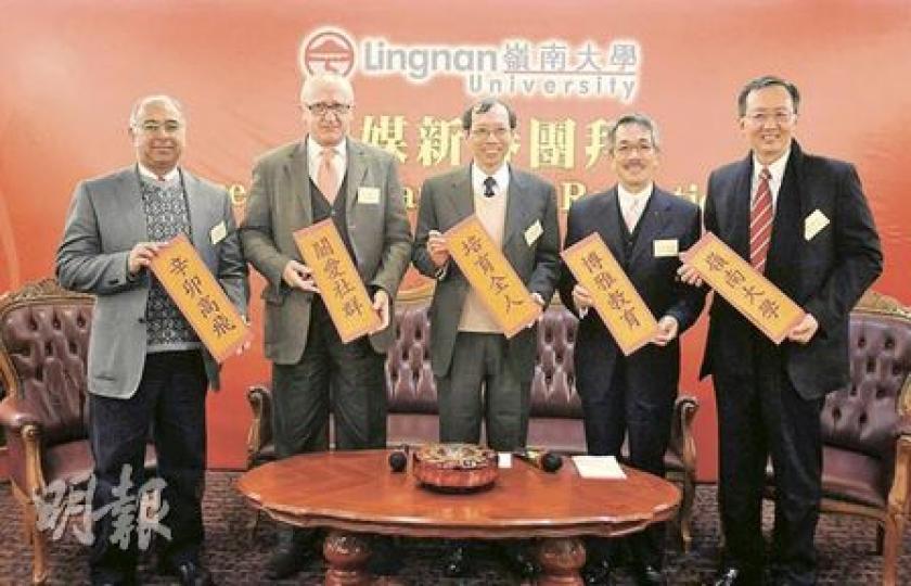 嶺南大學校長陳玉樹(中)昨表示,昨向教資會提交3年期計劃中,建議重組該校社會科學院的課程架構。(葉漢華攝) 嶺南大學校長陳玉樹(中)昨表示,昨向教資會提交3年期計劃中,建議重組該校社會科學院的課程架構。(葉漢華攝)