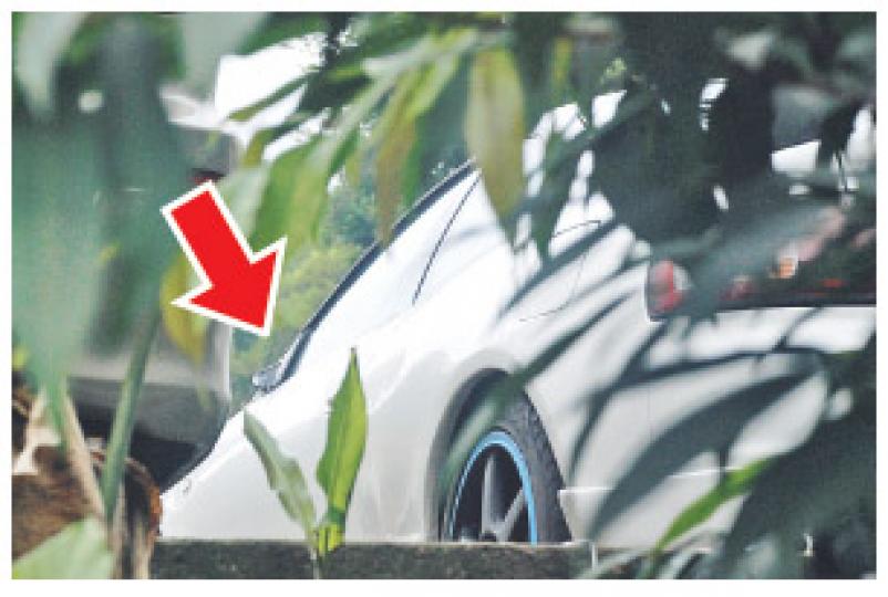 馬游塘村對開前晚有車撞斃男子,警員檢獲一個倒後鏡,昨日發現的白色跑車亦失去左邊倒後鏡(箭嘴示)。(雲錦鋒攝) 馬游塘村對開前晚有車撞斃男子,警員檢獲一個倒後鏡,昨日發現的白色跑車亦失去左邊倒後鏡(箭嘴示)。(雲錦鋒攝)