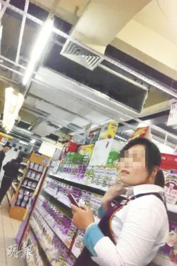 這名售貨員說,澳優奶粉在深圳的銷量較弱,可能生產地湖南省長沙市會好一點。(陳子凌攝)廣州的售貨員指出手上的澳優奶粉是澳洲奶粉運到內地後分裝。後面橙金罐裝的奶粉則是她推薦的荷蘭產奶粉。(陳子凌攝)廣州及深圳的大型超級市場均能找到澳優的奶粉,但兩地售貨員不約而同表示銷量僅一般。圖為深圳一間超市陳列的澳優奶粉。(陳子凌攝) 這名售貨員說,澳優奶粉在深圳的銷量較弱,可能生產地湖南省長沙市會好一點。(陳子凌攝)廣州的售貨員指出手上的澳優奶粉是澳洲奶粉運到內地後分裝。後面橙金罐裝的奶粉則是她推薦的荷蘭產奶粉。(陳子凌攝)廣州及深圳的大型超級市場均能找到澳優的奶粉,但兩地售貨員不約而同表示銷量僅一般。圖為深圳一間超市陳列的澳優奶粉。(陳子凌攝)