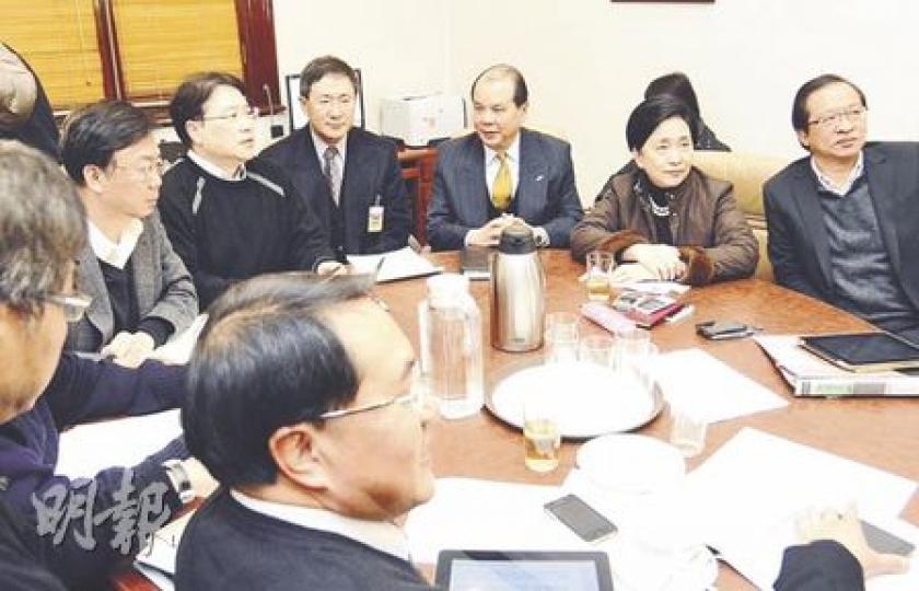 勞工及福利局長張建宗(右三)昨早10時游說民主黨支持,因為未有提出讓步方案,令民主黨「反枱」支持李卓人。最終官員在晚上游說建制派議員時讓步。(葉漢華攝)(明報製圖) 勞工及福利局長張建宗(右三)昨早10時游說民主黨支持,因為未有提出讓步方案,令民主黨「反枱」支持李卓人。最終官員在晚上游說建制派議員時讓步。(葉漢華攝)(明報製圖)