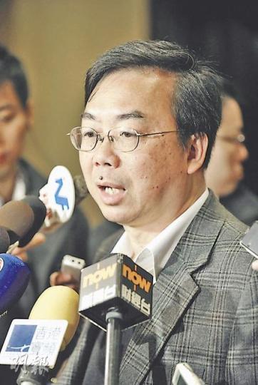 立法會教育界議員張文光認為,今次審計署揭發教育局監管直資不力,教育局長孫明揚應遭譴責,負上政治責任。(葉漢華攝) 立法會教育界議員張文光認為,今次審計署揭發教育局監管直資不力,教育局長孫明揚應遭譴責,負上政治責任。(葉漢華攝)
