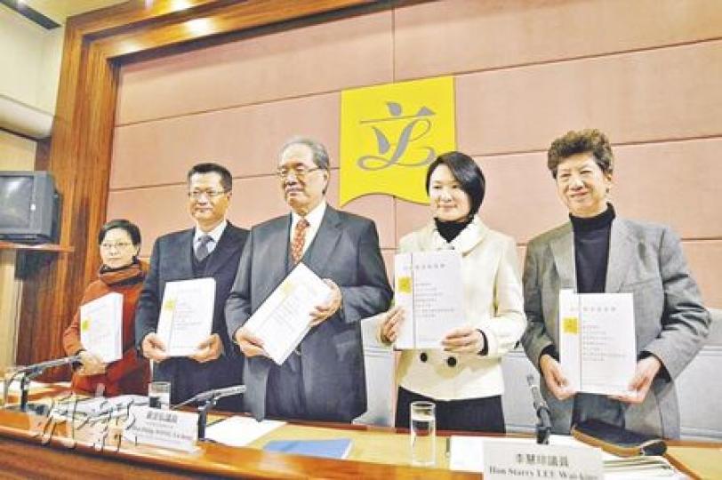 立法會政府帳目委員會成員何秀蘭(左起)、陳茂波,主席黃宜弘,成員李慧琼、湯家驊昨日發表報告,以「極度遺憾」和「不可接受」批評教育局監管直資學校不力,建議教育局成立專責管理直資學校的組織,並建立上層通報機制。(葉漢華攝)教育局長孫明揚昨表示,作為問責官員,「對於我屬下管理的事和所做的事一定要負上全部責任」。(葉漢華攝) 立法會政府帳目委員會成員何秀蘭(左起)、陳茂波,主席黃宜弘,成員李慧琼、湯家驊昨日發表報告,以「極度遺憾」和「不可接受」批評教育局監管直資學校不力,建議教育局成立專責管理直資學校的組織,並建立上層通報機制。(葉漢華攝)教育局長孫明揚昨表示,作為問責官員,「對於我屬下管理的事和所做的事一定要負上全部責任」。(葉漢華攝)