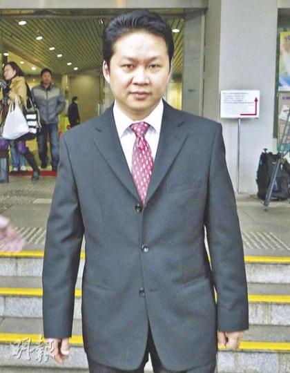豐胸纖體專門店老闆謝沇錤的丈夫陳萬燊(圖),獲撤銷偷竊及勒索罪,昨日輕鬆地步出法院。(何偉略攝) 豐胸纖體專門店老闆謝沇錤的丈夫陳萬燊(圖),獲撤銷偷竊及勒索罪,昨日輕鬆地步出法院。(何偉略攝)