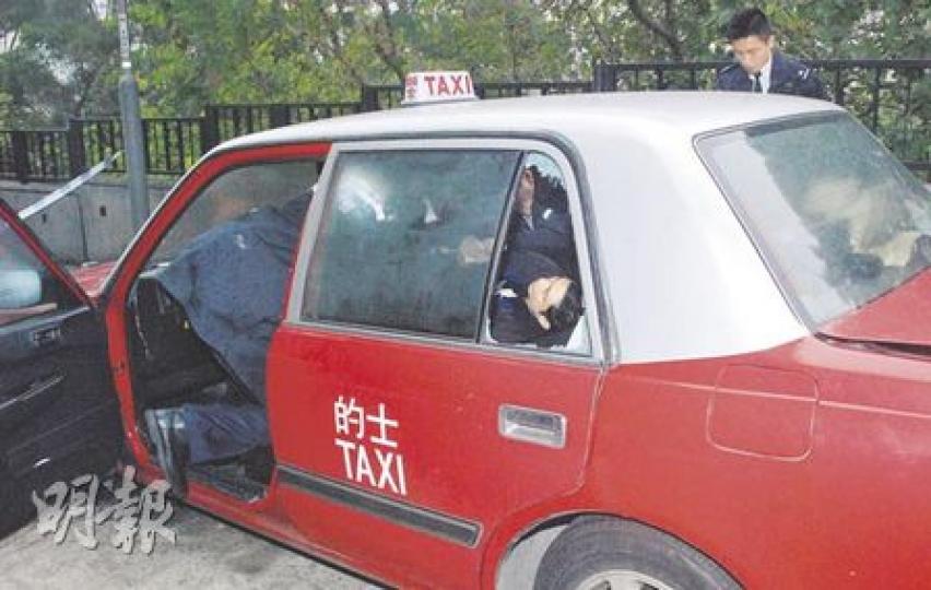 正與妻子辦理分居手續之的士司機,於的士內燒炭身亡,的士停泊在城門道小路10多小時,事件才被發現。(雲錦鋒攝) 正與妻子辦理分居手續之的士司機,於的士內燒炭身亡,的士停泊在城門道小路10多小時,事件才被發現。(雲錦鋒攝)