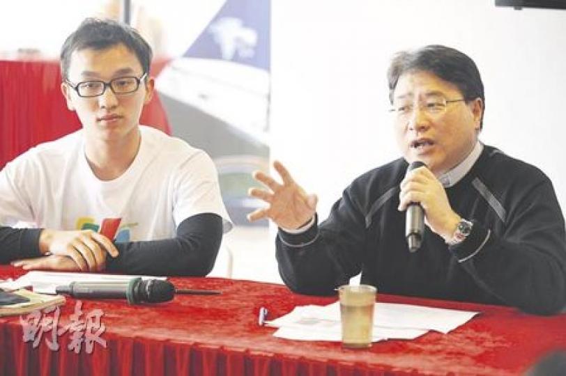 綠色和平項目主任古偉牧(左)形容,兩電向住宅和非住宅用戶採用不同收費結構,等於「劫貧濟富」,住戶須承擔更高昂電費,以補貼高用量的工商業用戶,並不公平。旁為立法會議員李華明。(何家達攝) 綠色和平項目主任古偉牧(左)形容,兩電向住宅和非住宅用戶採用不同收費結構,等於「劫貧濟富」,住戶須承擔更高昂電費,以補貼高用量的工商業用戶,並不公平。旁為立法會議員李華明。(何家達攝)