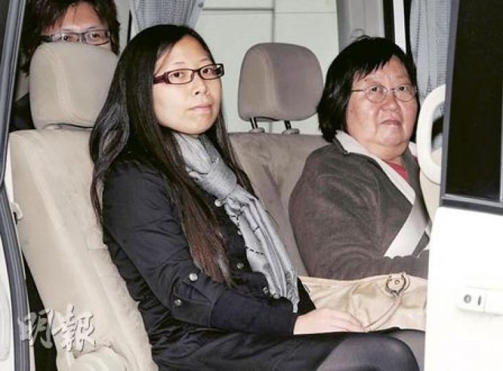 李瀅銓(左)昨完成作供,與領隊謝廷駿的母親(右)及其弟(後)乘坐警方專車一同離去。(朱永倫攝) 李瀅銓(左)昨完成作供,與領隊謝廷駿的母親(右)及其弟(後)乘坐警方專車一同離去。(朱永倫攝)