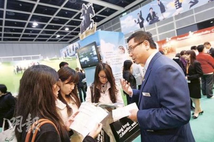 教育及職業博覽今年新增「招聘廣場」,由馬會及國泰兩大企業即場替求職者面試。(李紹昌攝)警隊在教育及職業博覽的攤位設有「迷你靶場」,由槍械訓練科人員示範警隊裝備,市民從旁觀看。另外,警犬隊、衝鋒隊、交通部、毒品調查科等不同部門警員,會向有意加入警隊者講解工作。(李紹昌攝) 教育及職業博覽今年新增「招聘廣場」,由馬會及國泰兩大企業即場替求職者面試。(李紹昌攝)警隊在教育及職業博覽的攤位設有「迷你靶場」,由槍械訓練科人員示範警隊裝備,市民從旁觀看。另外,警犬隊、衝鋒隊、交通部、毒品調查科等不同部門警員,會向有意加入警隊者講解工作。(李紹昌攝)