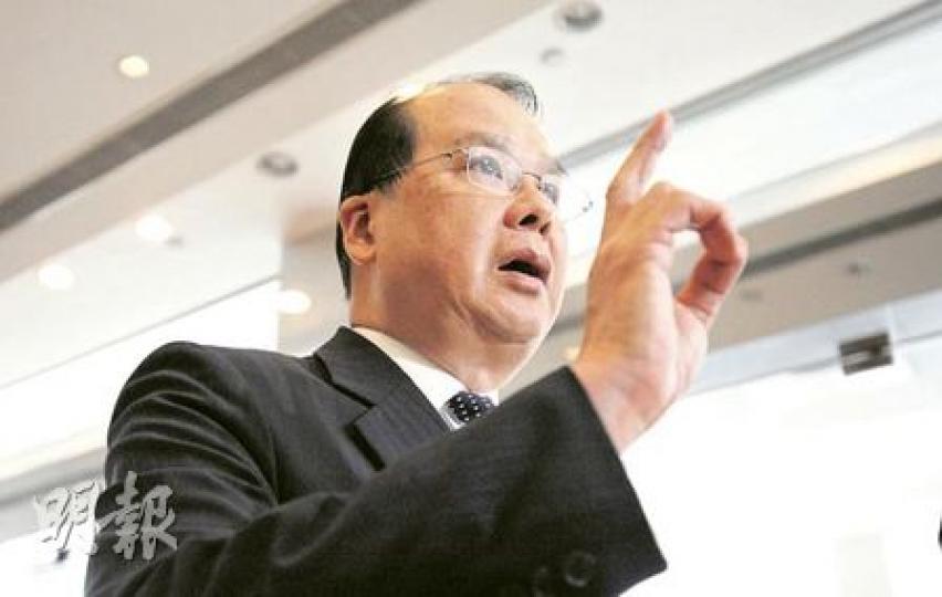 勞工及福利局長張建宗昨日公布優化交通津貼方案,他強調是急市民所急,若財委會今日通過撥款,交津將在今年10月實施,並設有追溯期,申請者可追溯4月至10月期間的津貼共3600元。(朱永倫攝)(明報製圖) 勞工及福利局長張建宗昨日公布優化交通津貼方案,他強調是急市民所急,若財委會今日通過撥款,交津將在今年10月實施,並設有追溯期,申請者可追溯4月至10月期間的津貼共3600元。(朱永倫攝)(明報製圖)