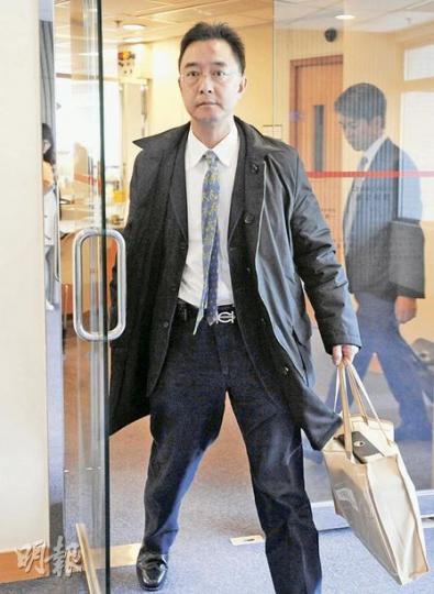 被告麻醉科醫生陳邦石向病人解釋在手術牀上聽到醫護說話和感劇痛經歷是「麻醉回憶」,被醫委會主席麥列菲菲質疑是「為了逃避責任」。(朱永倫攝)中大學麻醉及深切治療學系教授陳德威昨日作供表示,檢測麻醉儀器有否泄漏的「負壓測試」,應由院方負責。(余卓善攝) 被告麻醉科醫生陳邦石向病人解釋在手術牀上聽到醫護說話和感劇痛經歷是「麻醉回憶」,被醫委會主席麥列菲菲質疑是「為了逃避責任」。(朱永倫攝)中大學麻醉及深切治療學系教授陳德威昨日作供表示,檢測麻醉儀器有否泄漏的「負壓測試」,應由院方負責。(余卓善攝)