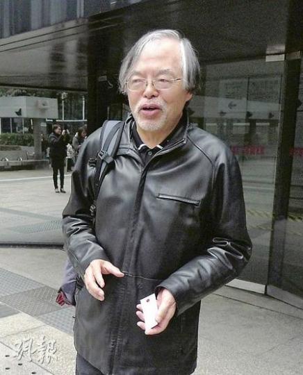 男拔校長張灼祥無故被素不相識的被告傳召出庭,擔任品格證人。張在庭內逗留一小時離開,直言浪費一個早上,錯過學校會議。(何偉畧攝) 男拔校長張灼祥無故被素不相識的被告傳召出庭,擔任品格證人。張在庭內逗留一小時離開,直言浪費一個早上,錯過學校會議。(何偉畧攝)