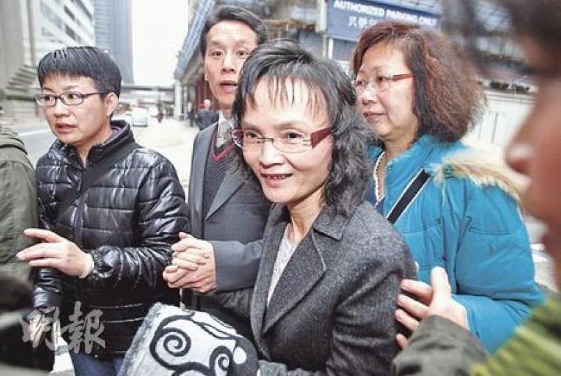 中銀女經理張瑰瑰(右二)「全身而退」,洗脫全數虛假陳述誘使投資罪名,在親友簇擁下離開法庭。她在庭上表現憂心,洗脫嫌疑後展露歡顏。(林振東攝) 中銀女經理張瑰瑰(右二)「全身而退」,洗脫全數虛假陳述誘使投資罪名,在親友簇擁下離開法庭。她在庭上表現憂心,洗脫嫌疑後展露歡顏。(林振東攝)