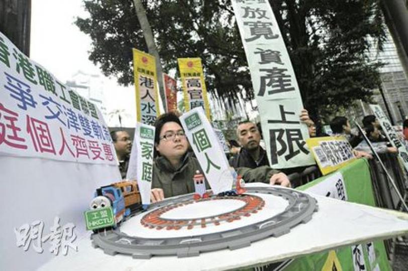 立法會財委會有關交通津貼計劃的撥款,改於下周五討論。自由黨主席劉健儀表示,即使押後討論撥款,仍傾向支持政府提出的方案。但昨日有仍有團體在立法會外請願,要求政府容許交津「雙軌制」下推行。(葉漢華攝) 立法會財委會有關交通津貼計劃的撥款,改於下周五討論。自由黨主席劉健儀表示,即使押後討論撥款,仍傾向支持政府提出的方案。但昨日有仍有團體在立法會外請願,要求政府容許交津「雙軌制」下推行。(葉漢華攝)