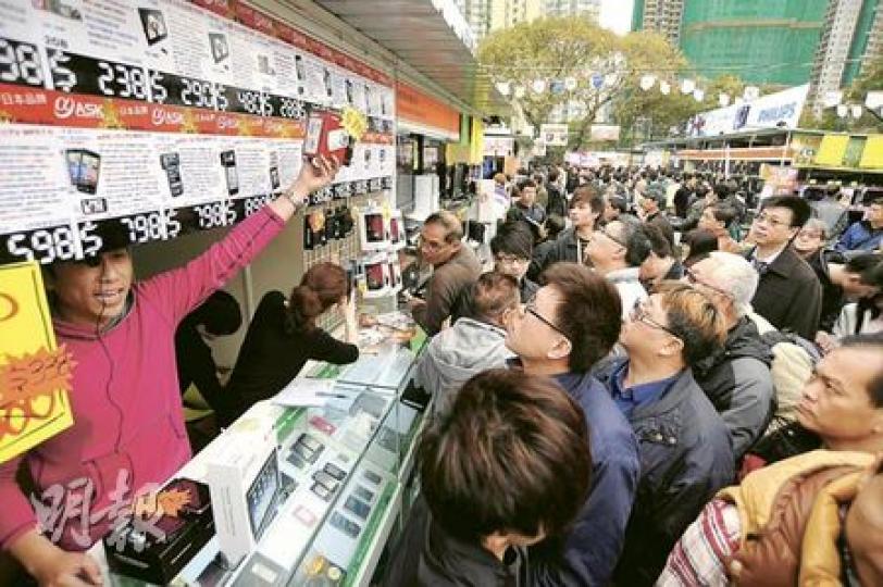 香港電腦節昨日開幕，提供超過800件優惠貨品，其中包括低至一折的iPad，吸引大量市民入場。活動在今年開始要收5元入場費，首日入場人次較去年少近萬人。（葉漢華攝）