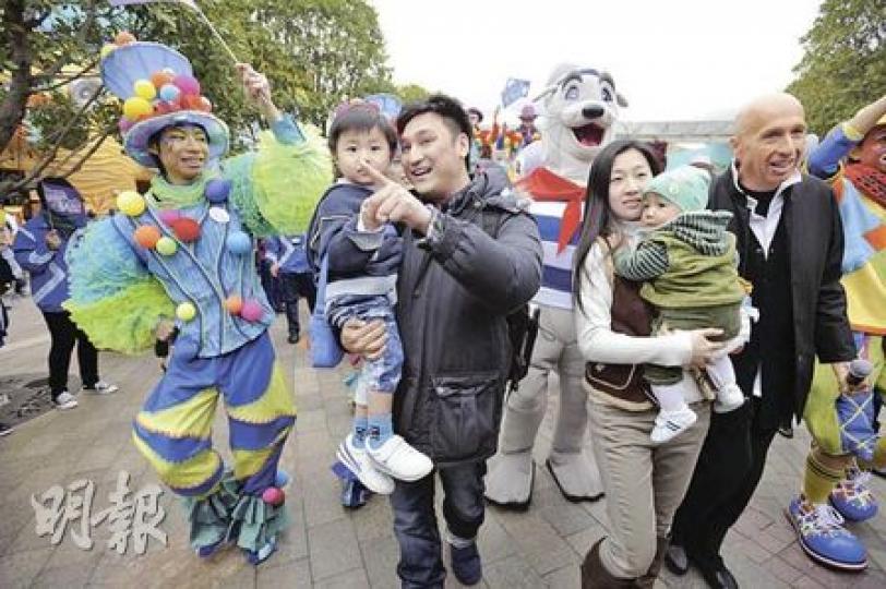 幸運兒梁氏一家獲贈送海洋公園終生免費入場證後表示,日後將常遊海洋公園。右一為海洋公園主席盛智文。(朱永倫攝) 幸運兒梁氏一家獲贈送海洋公園終生免費入場證後表示,日後將常遊海洋公園。右一為海洋公園主席盛智文。(朱永倫攝)