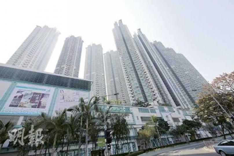 屋苑樓齡8年,10幢住宅分為兩行的雙排式佈局,令外圍較多單位擁開揚景致。(攝影:陳智良)(明報製圖)屋苑平台露天泳池設計別致。(攝影:陳智良)平台花園的小橋流水設施,提供住戶休閒舒適的地方。(攝影:陳智良)基座商場以郵輪形狀特色設計,象徵屋苑為油麻地小輪船廠等用地重建而成。(攝影:陳智良) 屋苑樓齡8年,10幢住宅分為兩行的雙排式佈局,令外圍較多單位擁開揚景致。(攝影:陳智良)(明報製圖)屋苑平台露天泳池設計別致。(攝影:陳智良)平台花園的小橋流水設施,提供住戶休閒舒適的地方。(攝影:陳智良)基座商場以郵輪形狀特色設計,象徵屋苑為油麻地小輪船廠等用地重建而成。(攝影:陳智良)