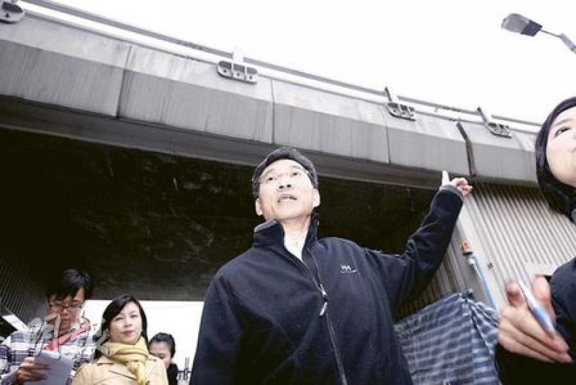 路政署上月底已發現橋躉出現移位，至昨日才公布。路政署長劉家強說﹕「土木工程進行時，有一定的風險，這個情况不是說不普通，但不會每次發生這麼小的事都公布。」（李紹昌攝）