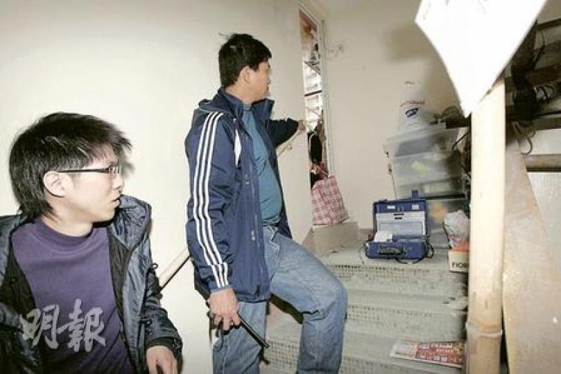 工程人員在大王東街唐樓梯間，用震盪測試儀器檢查大廈震盪情况。（鍾炳然攝）疑受利東街打樁工程影響的灣仔大王東街18至20號唐樓，承建商昨日派員用測震儀器模擬震盪測試。（鍾炳然攝）