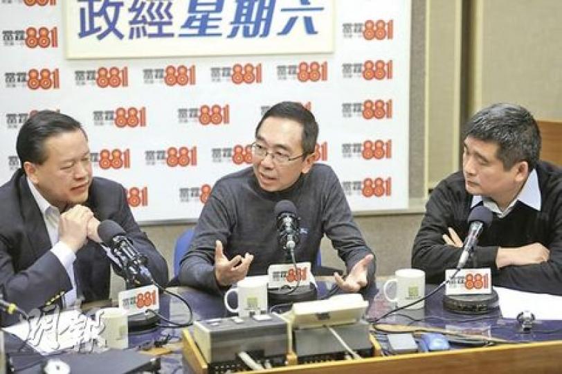匯豐亞太區業務策略及經濟顧問梁兆基(中)及羅兵咸永道稅務合伙人雷添良(左)均估計,上一個財政年度盈餘接近800億元;中大社會工作系副教授黃洪(右)建議利得稅設累進制,減輕中小企的負擔。(尹錦恩攝) 匯豐亞太區業務策略及經濟顧問梁兆基(中)及羅兵咸永道稅務合伙人雷添良(左)均估計,上一個財政年度盈餘接近800億元;中大社會工作系副教授黃洪(右)建議利得稅設累進制,減輕中小企的負擔。(尹錦恩攝)