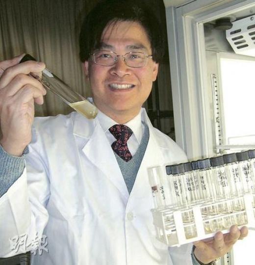 公大科技學院院長何建宗研究紅潮30多年,他認為紅潮未必一定有害,反而可提煉藻類的油分,製成生物柴油,有助解決能源危機。(黃靜雅攝) 公大科技學院院長何建宗研究紅潮30多年,他認為紅潮未必一定有害,反而可提煉藻類的油分,製成生物柴油,有助解決能源危機。(黃靜雅攝)