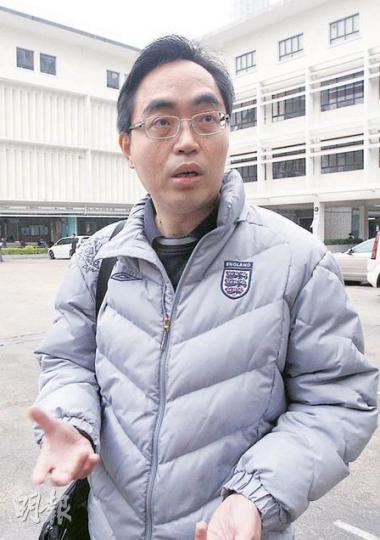 華仁書院（九龍）昨向校友簡介學校未來發展計劃。出席討論的九華舊生會主席何兆棠說，舊生會期望學校維持收生人數，具體做法要交學校決定。（李紹昌攝）立法會議員梁家傑昨以九華舊生身分回母校，出席校方專為舊生舉辦的「縮班計劃論壇」。他認為，學校需在收生人數和教學質素之間取得平衡。（蕭輝浩攝）