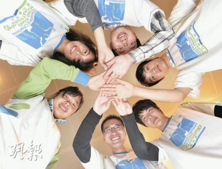 來自愛滋病家庭的6名內地學生經歷過重重困難，已走出陰霾，今日會迎戰馬拉松10公里賽，眾人均笑稱「堅持第一、輸贏第二」。左下為寒雪、下為磊磊。（余俊亮攝）前渣打馬拉松籌委會主席高威林，今年起改任田總首席副會長，沒再參與籌委會。高威林昨向本報承認，他名下的公司仍有供應馬拉松跑手指定使用的計時晶片，指是籌委會在公開招標後的決定，並拒絕回應馬拉松帳目及善款報告不透明問題。（李紹昌攝）
