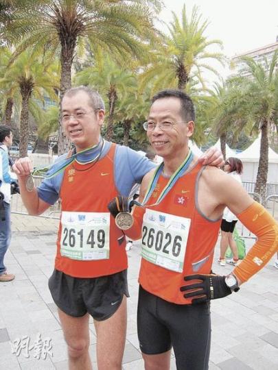 全馬參賽者吳志明（右）在好友汪志良（左）的介紹下，愛上跑馬拉松，今年10月將會完成他人生第100場馬拉松賽事。（勞雅文攝）